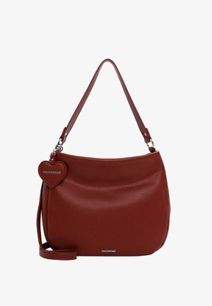 Sarkans teksturēts ādas rokassoma ar izliekta dizaina, kas aprīkota ar noņemamu sirds formas piekariņu un īsu plecu siksnu. Sudraba krāsas aksesuāri.