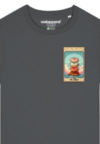 Grijze korte mouwen t-shirt van een zachte stof, met een kleurraf donut-graphic aan de linkerkant met vintage-stijl rand en tekst.