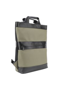 Zeleno-črna nahrbtnik z gladko, trpežno zunanjostjo. Ima logotipni trak, zgornje ročaje in žep na zadrgo. Pravokotna oblika, minimalističen dizajn.