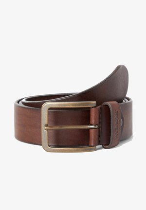 Cinturón de cuero marrón con hebilla de metal cepillado, textura suave y un lazo de cuero con la marca "Wrangler" grabada.