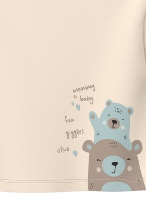Lichtbeige T-shirt met cartoonberen; een lichtblauwe en een bruine, met de tekst “mam & baby plezier giggles club” in grijs.