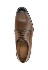 Chaussure habillée en cuir marron avec une finition lisse, bout arrondi, six œillets pour les lacets et des détails de couture subtils le long des côtés.