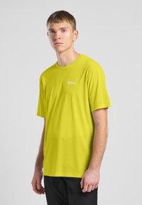 T-shirt giallo brillante a maniche corte realizzato in tessuto morbido, con un piccolo logo sul lato sinistro del petto e una vestibilità rilassata.