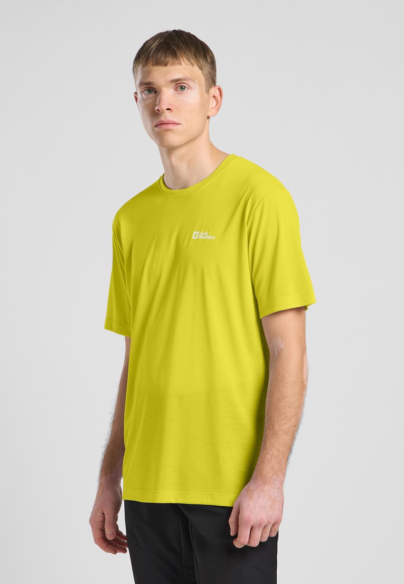 T-shirt giallo brillante a maniche corte realizzato in tessuto morbido, con un piccolo logo sul lato sinistro del petto e una vestibilità rilassata.
