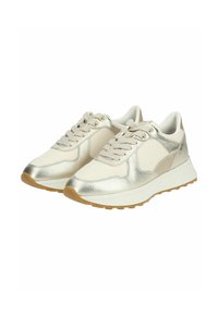 Sneakers con un mix di pannelli in pelle crema e oro metallico, punta rotonda e lacci beige; suole texturizzate con finitura in gomma color gommata.