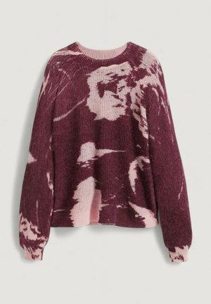 Pull en tricot aux teintes de bordeaux et de rose, présentant un motif marbré, un col rond, des manches longues et des poignets côtelés.