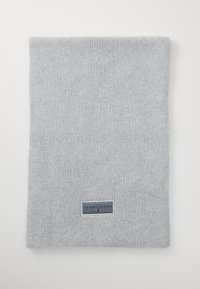 Gray knitted scarf with a ribbed texture. Features a rectangular shape and a branded patch with "TOMMY JEANS" at the bottom.