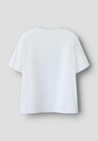 Bílá krátká košile s uvolněným střihem. Jednoduchý design, hladká textura a žádné viditelné vzory nebo akcenty. Pohled zezadu.