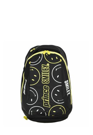Zwarte rugzak met gele en witte smileygezichten, gele ritsen en de tekst "prince SMILEY" gedrukt op de voor- en zijkant.