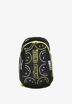 Mochila negra con caras sonrientes amarillas y blancas, cremalleras amarillas y texto "prince SMILEY" impreso en el frente y el costado.