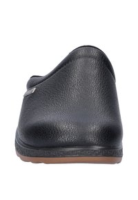 Zwarte instapschoen met een gestructureerd leren bovenwerk, ronde neus, gevoerde zool en een subtiele metallic accent aan de zijkant.