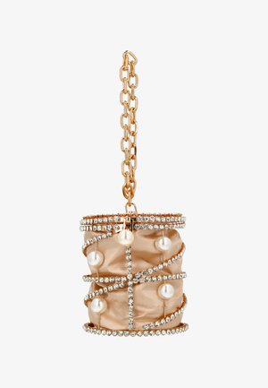 Bézs szatén henger alakú kézitáska, strassz- és gyöngydíszítéssel, aranylánc fogantyúval.