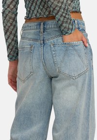 Lysvaskede denimjeans med rett passform, fem-lomme-design og kontrastsøm. Stoffet ser mykt ut med en subtil tekstur.