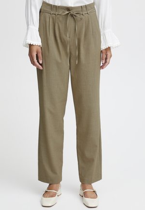 Pantaloni alta vita verde oliva, con frontale plissettato, cintura con fiocco e gamba ampia. Presentano una chiusura con bottone singolo e tessuto testurizzato.