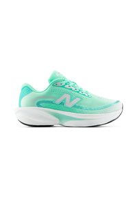 Ανοιχτό πράσινο αθλητικό παπούτσι New Balance με λευκή σόλα και λογότυπο, σχεδιασμένο για άνεση και στήριξη, εμφανίζεται από το πλάι σε λευκό φόντο.
