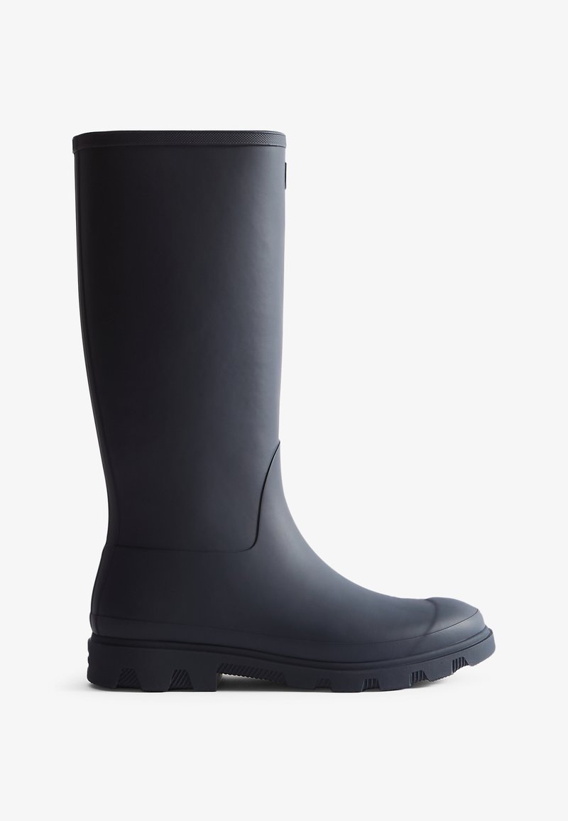 Férfi térdig érő gumicsizma egyszínű sötét navy kék színben. Simább textúrával, kerek orral, strapabíró talppal, amely durva tapadási mintázattal rendelkezik.