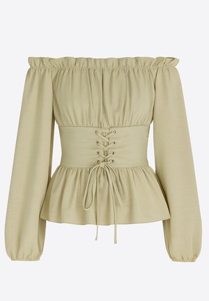 Top beige claro con escote hombros descubiertos, mangas largas abullonadas, escote fruncido y diseño frontal con cordones, con bajo estilo peplum.