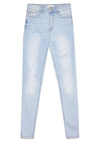 Pantalones vaqueros de denim azul claro con un corte ajustado, que presentan detalles desgastados y una cintura alta. Incluyen cuatro bolsillos y cierre con botón de metal.