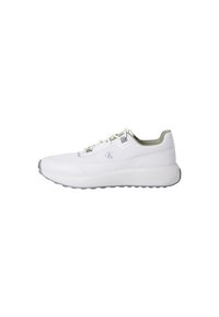 Scarpa sportiva bianca con una tomaia liscia, suola grigia chiara e dettagli verdi. Presenta un design con lacci e un sottile logo laterale.