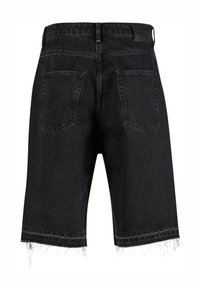 Svarte denimshorts med frayed kant, to baklommer og beltehemper. Stoffet har en klassisk vask med kontrasterende sømmer.