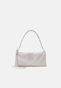 Sac à main en métal argenté avec un design en mailles, de forme rectangulaire et une poignée en chaîne. Présente une bandoulière amovible et une texture lisse.