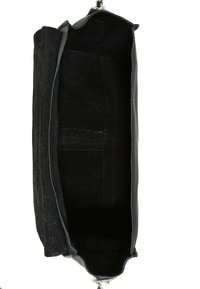 Sorte læderhåndtaske med en blød, struktureret overflade. Åben topdesign og et stofforet indre med et centralt rum og syningsdetaljer.