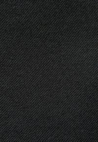 Tissu noir tissé avec un motif texturé en diagonale. Le matériau semble durable avec une couleur uniforme et un tissage fin et régulier.