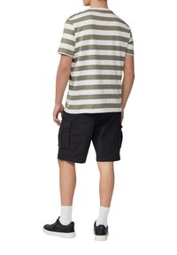 Gestreepte t-shirt met korte mouwen in olijfgroen en wit, gecombineerd met zwarte cargo shorts met zijzakken, gedragen met zwarte sneakers en witte sokken.