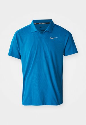 Blå NikeCourt polo shirt med krave, korte ærmer og et sølvlogo på brystet. Glat tekstur med subtile linjemønstre.