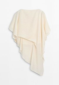 Gebroken wit asymmetrisch gedrapeerd stoffen kledingstuk met gelaagd ontwerp en zachte textuur, hangend tegen een effen achtergrond.