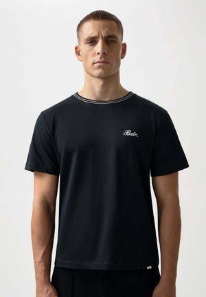 ZwartT-shirt met korte mouwen en een gestructureerde afwerking, met een wit logo op de borst en een gestreepte kraag. Eenvoudig, strak ontwerp.