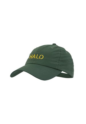Ciemnozielona czapka bejsbolowa z zakrzywionym daszkiem i żółtym wyszywanym słowem "HALO" na przednim panelu.