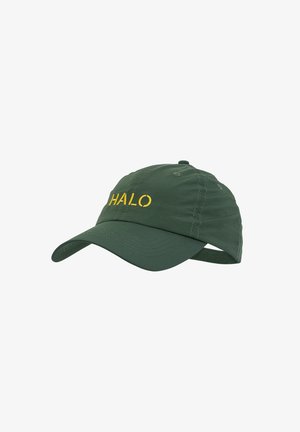 Ciemnozielona czapka bejsbolowa z zakrzywionym daszkiem i żółtym wyszywanym słowem "HALO" na przednim panelu.