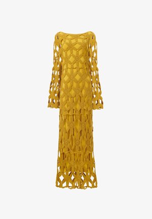 Robe maxi au crochet jaune à manches longues, arborant des motifs en forme de diamant et floraux, un design de tissage ouvert et une silhouette droite.