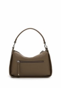 Brūna teksturēta ādas plecu soma ar vienu rokturi un priekšpuses rāvējslēdzēja kabatu uz balta fona.