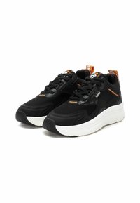 Zapatillas deportivas negras con un upper de malla y sintético, con acentos naranjas, una suela gruesa blanca y detalles texturizados en los laterales.