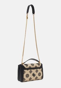 Bolso de tela beige con patrones geométricos negros, acentos de cuero negro, asa superior y una cadena de oro para el hombro.