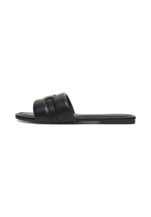 Sort flad klip sandal med bred polstret rem og lille guldbøjle på hvid baggrund.