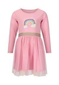 Rosa Langarmkleid mit Baumwolloberteil, Tüllrock und glitzerndem Taillenband. Mit einem Regenbogenmotiv, Wolken und dem Text: "FOLGE DEM REGENBOGEN."