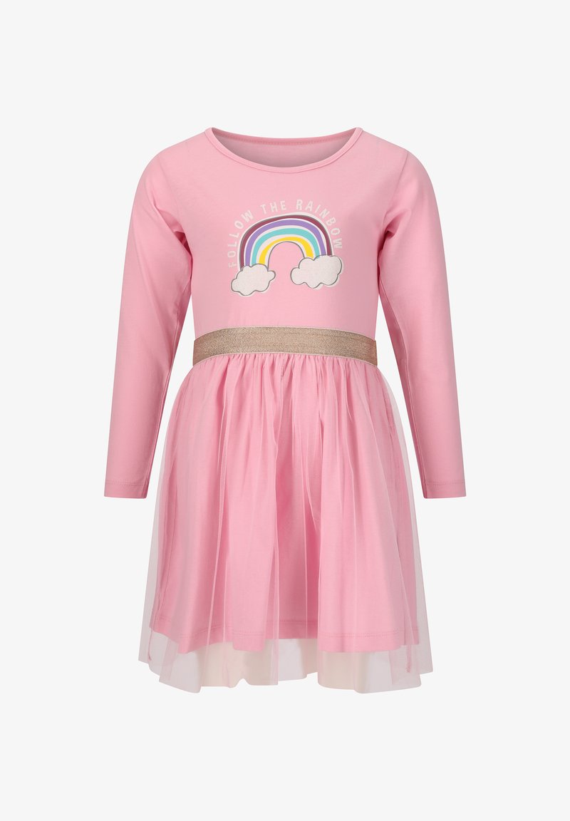 Roze jurk met lange mouwen, een katoenen bovenkant, een tule rok en een glinsterende tailleband. Heeft een regenboogafbeelding met wolken en tekst: "VOLG DE REGENBOOG."