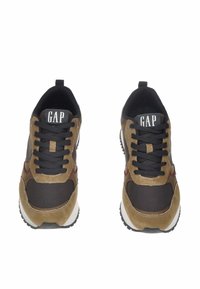 Sneaker marroni e neri con parte superiore in suede e tessuto, lacci neri e logo GAP sulla linguetta, con suola bianca e nera.
