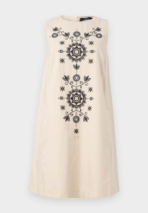 Cremefarbenes ärmelloses Kleid mit kunstvoller schwarzer Stickerei in floralen und geometrischen Mustern entlang der Mitte und seitlichen Schlitzen.