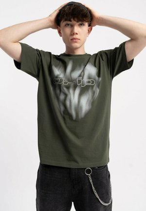 - T-shirt z nadrukiem