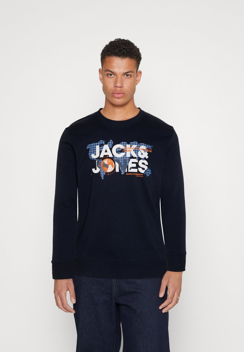 Sudadera navy de manga larga, con un estampado gráfico de "JACK & JONES" en blanco y naranja sobre un diseño de mapa azul.