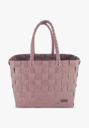 Rosa geflochtene Tragetasche mit doppelten Tragegriffen, die ein quadratisches Muster und Metallbeschläge aufweist. Hergestellt aus strapazierfähigem Material.