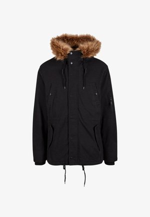 Črna parka jakna z umetnim krznom obloženim kapuco, z vrvico na pasu, več sprednjimi žepi in žepom na rokavu z zadrgo. Mat tekstura tkanine.