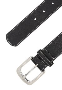 Curea din piele neagră cu o finisare texturată, având cusături albe și o cataramă rectangulară strălucitoare din argint. Sunt prezente multiple găuri de ajustare.