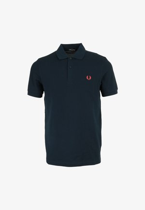 Marineblauwe polo met korte mouwen van katoen, met een drie-knopenkraag en een rood geborduurd logo op de linkerborst.