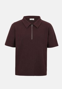 Polo texturé bordeaux foncé à manches courtes avec col pointu et fermeture éclair à l'avant.