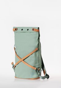 Grüner Rolltop-Rucksack mit Akzenten aus braunem Leder und schwarzen Druckknöpfen. Verfügt über überkreuzte Riemen und gepolsterte Schulterriemen für Komfort.
